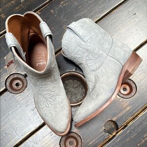 *RARE* Frye Billy Short Blue Suede Boots - Size 6.5